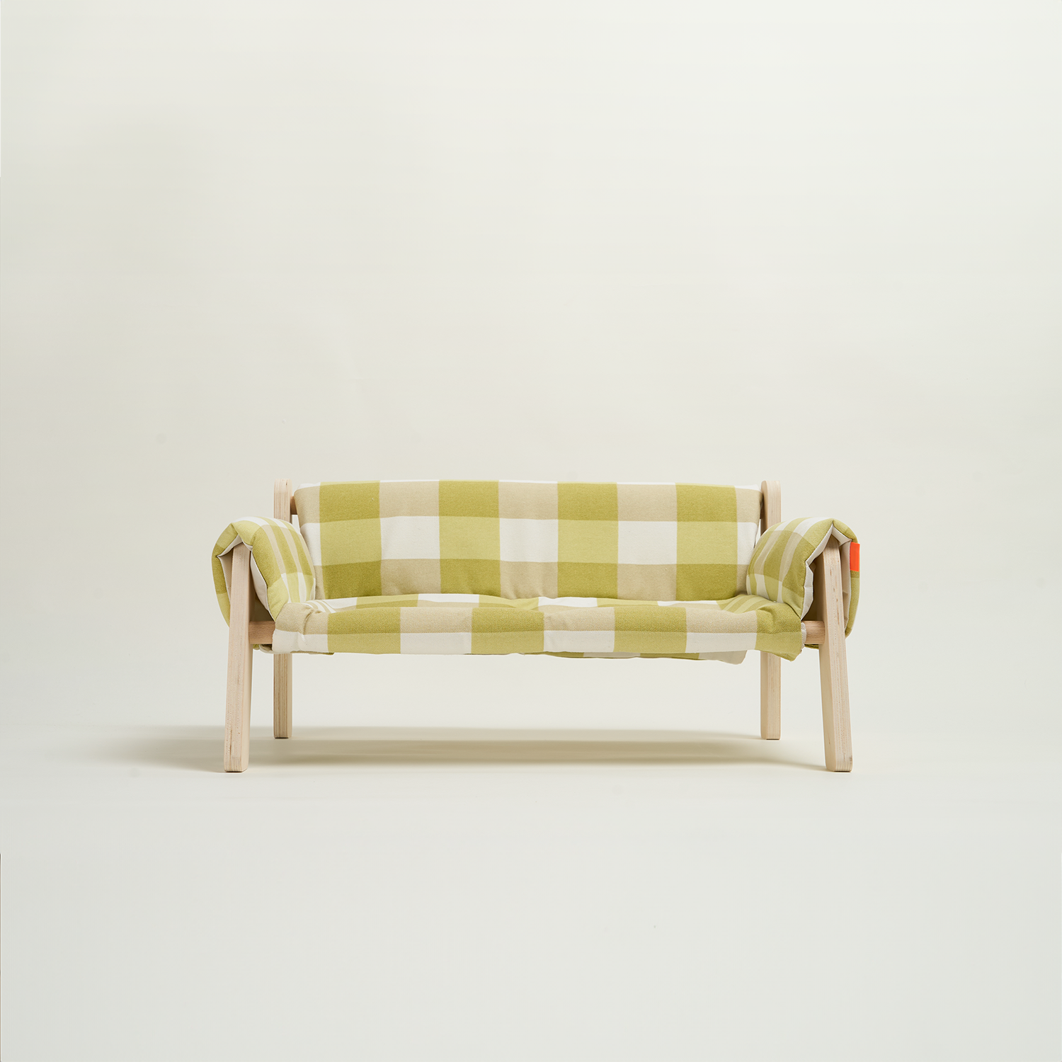 Grün-weiß karierter Haustier-Lounger, Holzrahmen, modernes Design, bequemes Haustierbett.