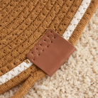Braune Kratzmatte aus Jute mit Lederdetails, ideal für Katzen, langlebig und stilvoll.