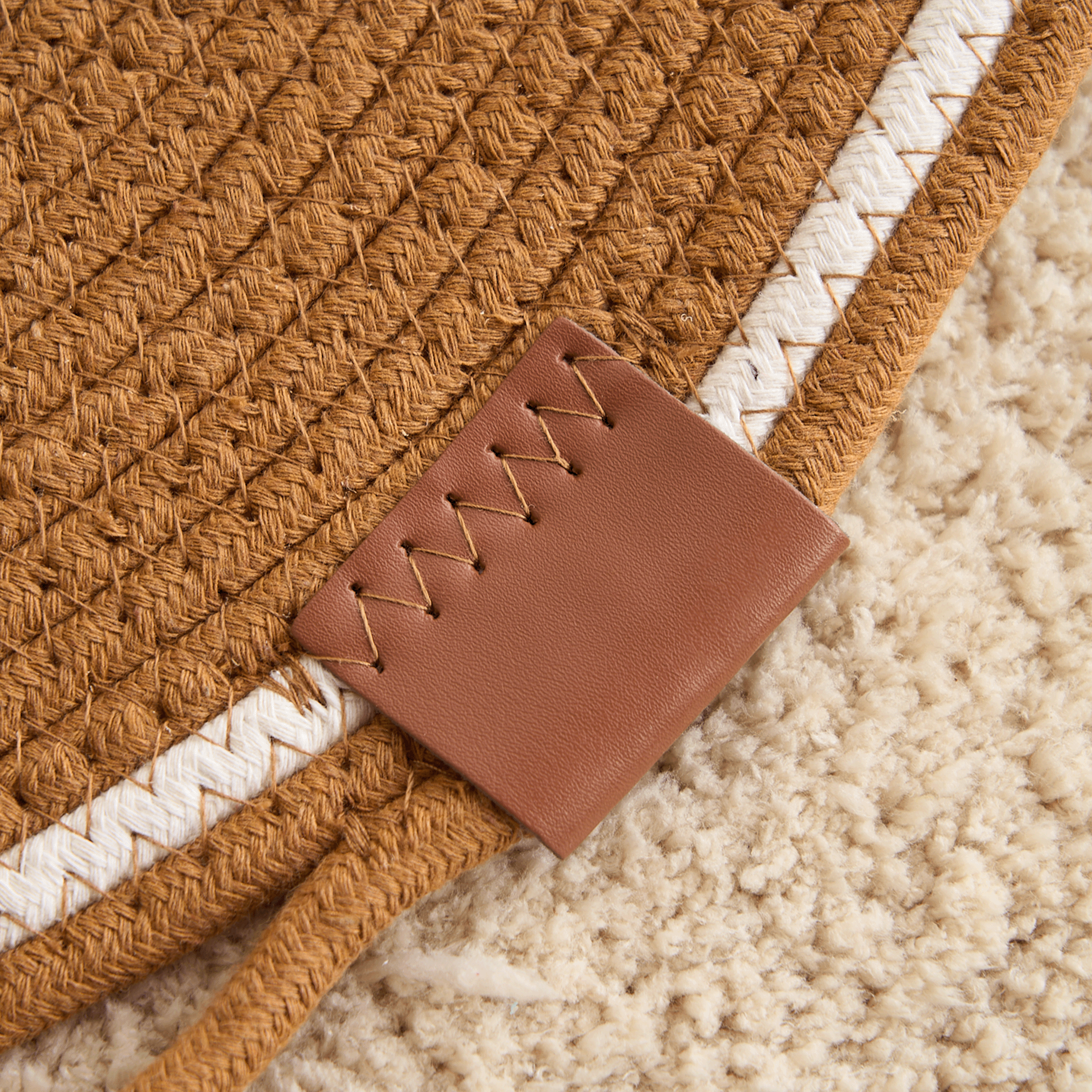 Braune Kratzmatte aus Jute mit Lederdetails, ideal für Katzen, langlebig und stilvoll.