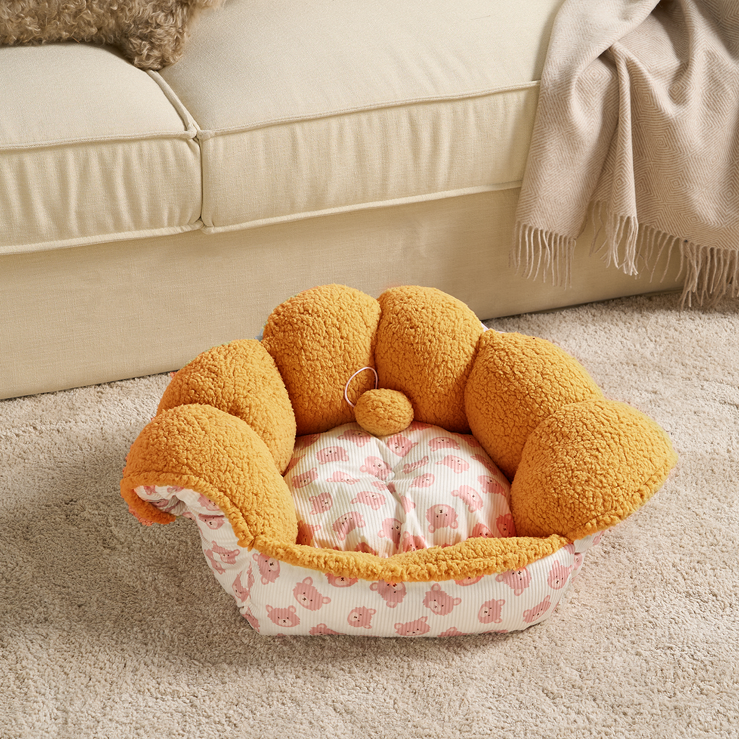 Katzenbett orange Plüsch, gemütlich, rund, mit Muster, ideal für Haustiere, Schlafplatz.
