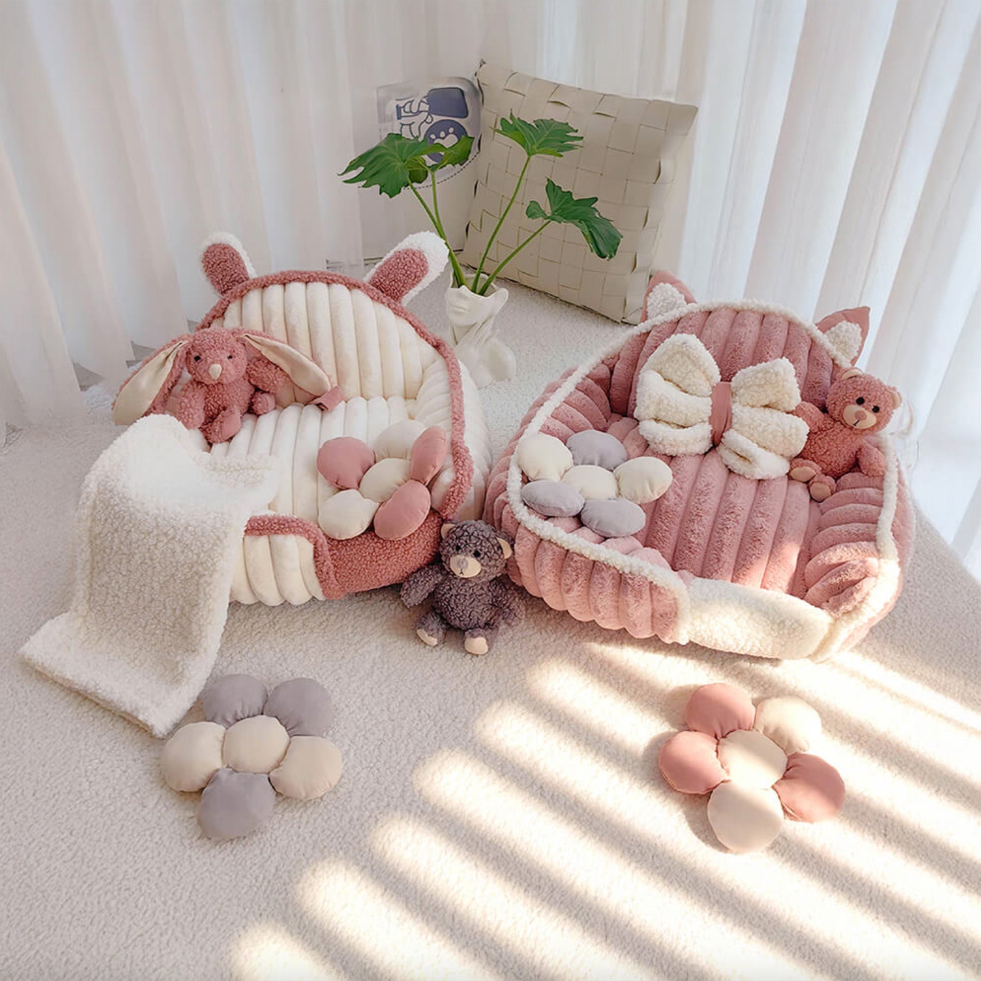 Waschbares rosa-weißes flauschiges Haustierbett für Hunde und Katzen, gemütlich und dekorativ.