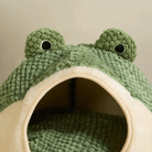Grünes Katzenbett in Froschform, weiches Plüschmaterial, gemütlicher Rückzugsort für Haustiere.
