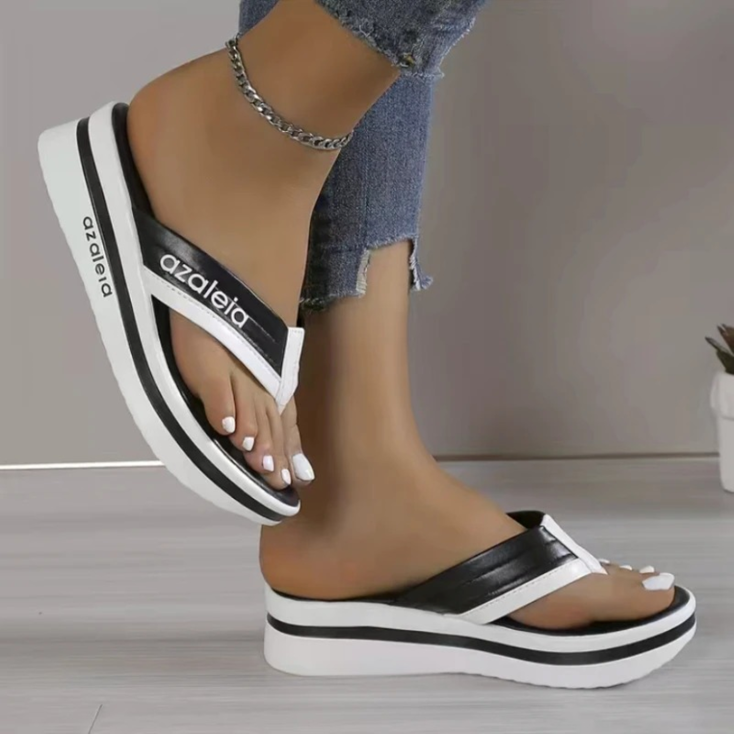 Damen-Sandalen mit Plateau, schwarz-weiß, Azaleia-Design, bequem, modisch, ideal für Sommer, Freizeit, trendige Schuhe, Fußkettchen-Detail.