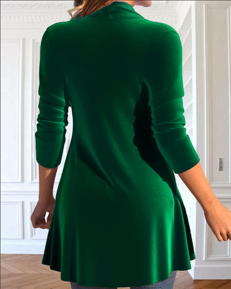 Grüner Damen-Cardigan mit langen Ärmeln, elegantem Design und fließendem Stoff, ideal für stilvolle Herbst- und Winteroutfits.