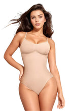 Nahtloser, hautfarbener Body für Damen mit verstellbaren Trägern. Perfekt als Shapewear oder Unterwäsche. Komfortabel und figurbetont.
