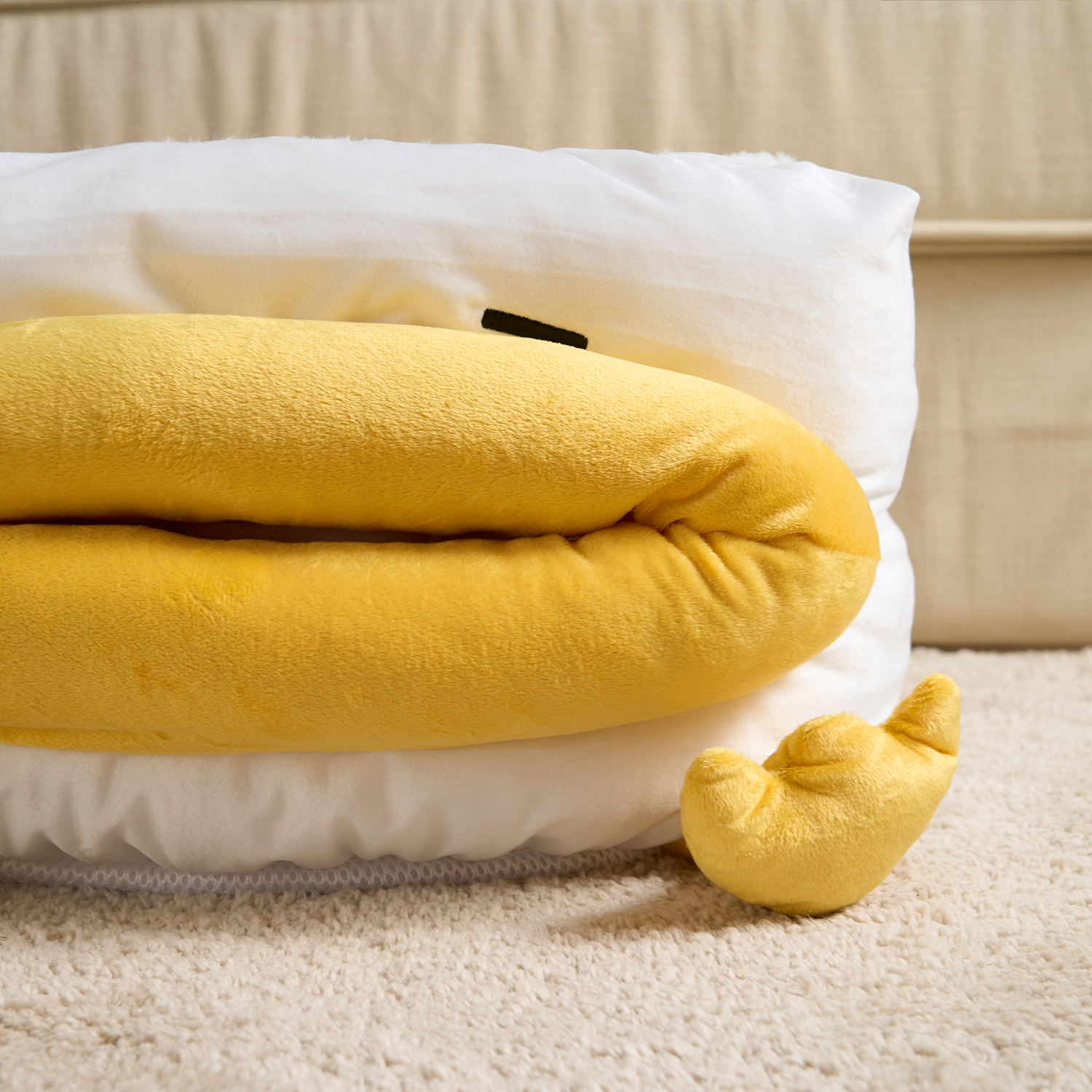 Gelbes Enten-Katzenbett aus Plüsch auf Teppich, gemütlich und warm, ideal für Haustiere.