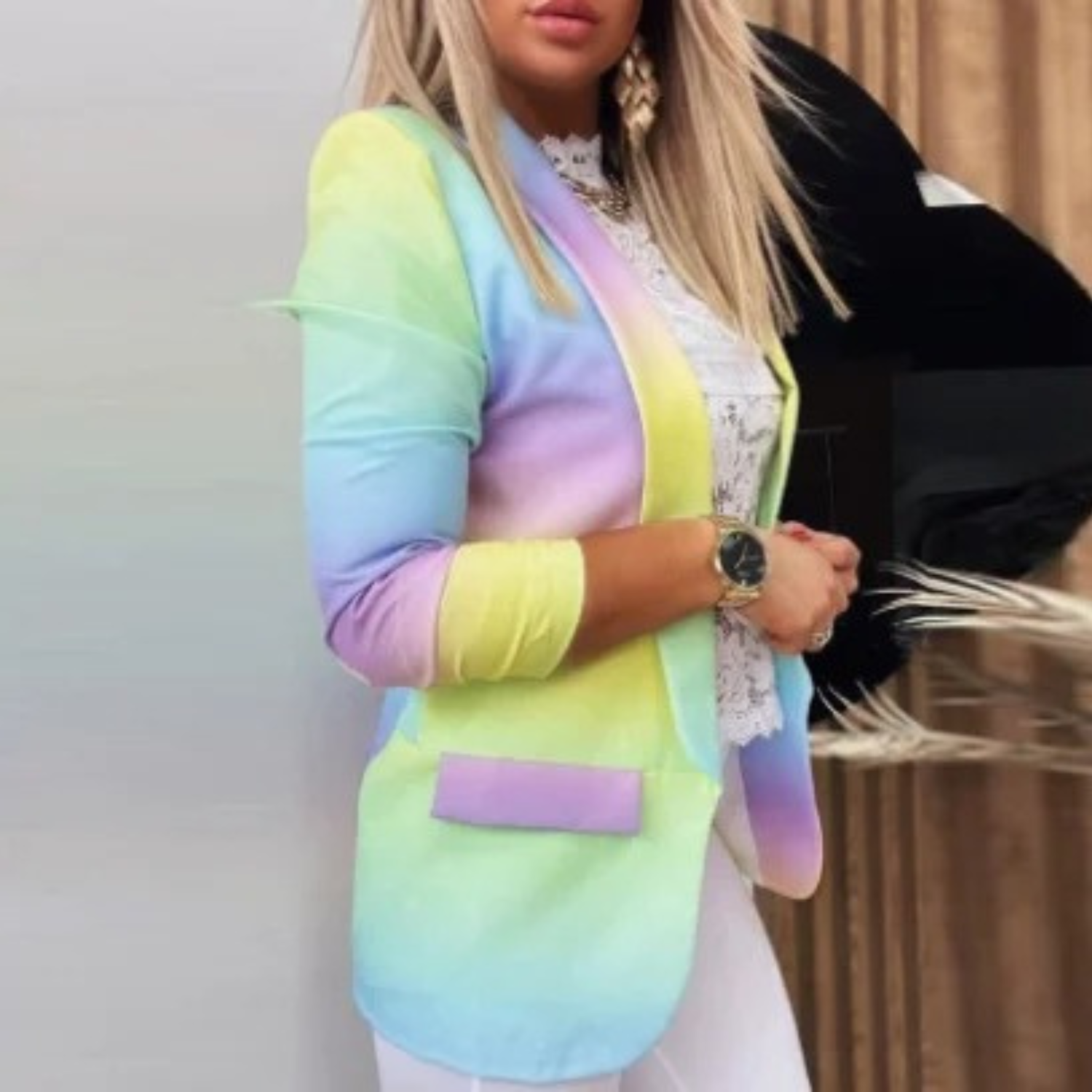 Farbiger Damenblazer in Regenbogenoptik, modisch und elegant, ideal für Frühling und Sommer. Perfekt für trendbewusste Frauen.