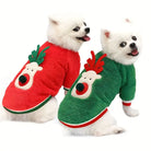 Zwei weiße Hunde in roten und grünen Weihnachts-Pullovern mit Rentiermotiv. Perfekt für festliche Haustiermode und Weihnachtsfotos.