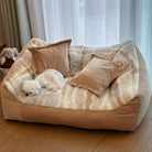 Beiges Hundesofa aus Fleece mit Farbblock-Design, ideal für Haustiere, gemütlich und stilvoll.