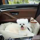 Weißer Hund im beigen, wasserdichten Kunstleder-Autositz für Hunde im Auto.