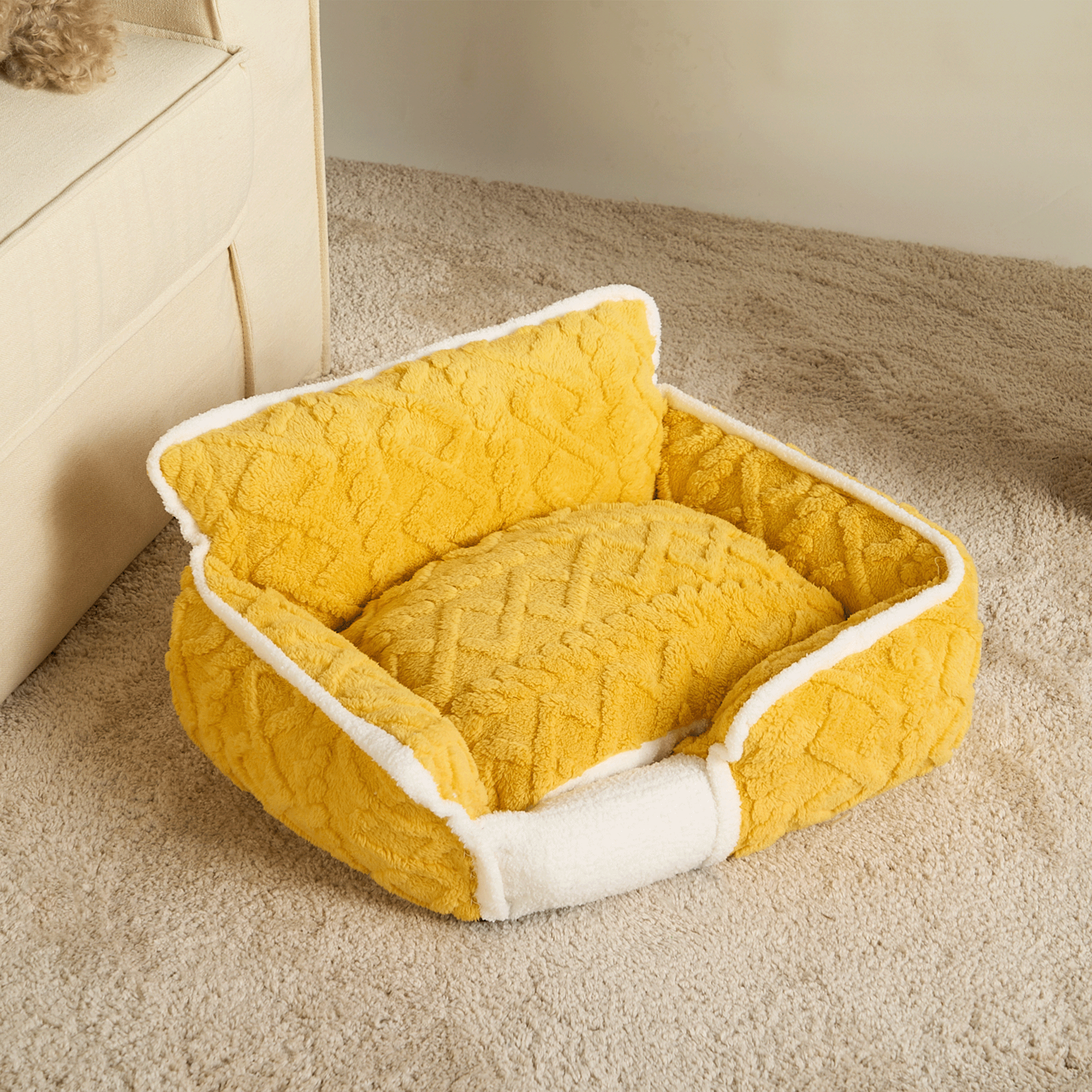 Gelbes Fleece-Haustierbett, quadratisch, weich, gemütlich, ideal für Hunde und Katzen.