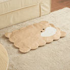 Beige Haustiermatte in Bärenform auf Teppich, dekorativ und funktional, ideal für Wohnzimmer.
