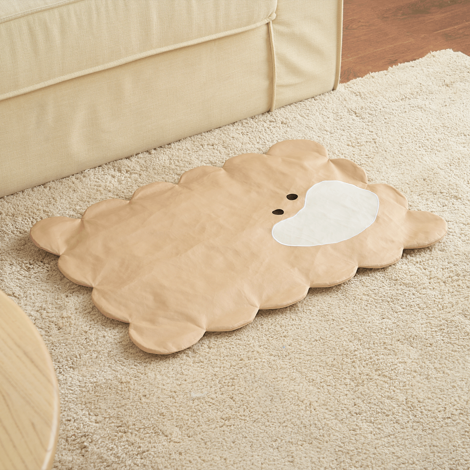 Beige Haustiermatte in Bärenform auf Teppich, dekorativ und funktional, ideal für Wohnzimmer.