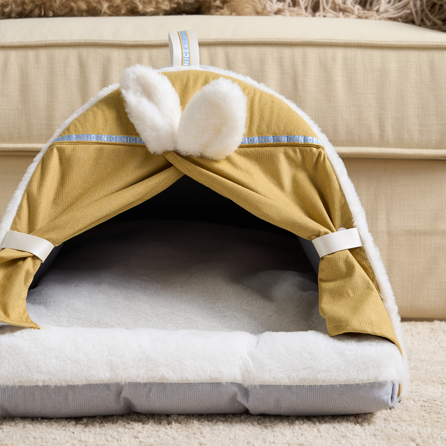 Gelbes Katzenbett aus Stoff mit Plüschohren, gemütlich und modern, ideal für Haustiere.
