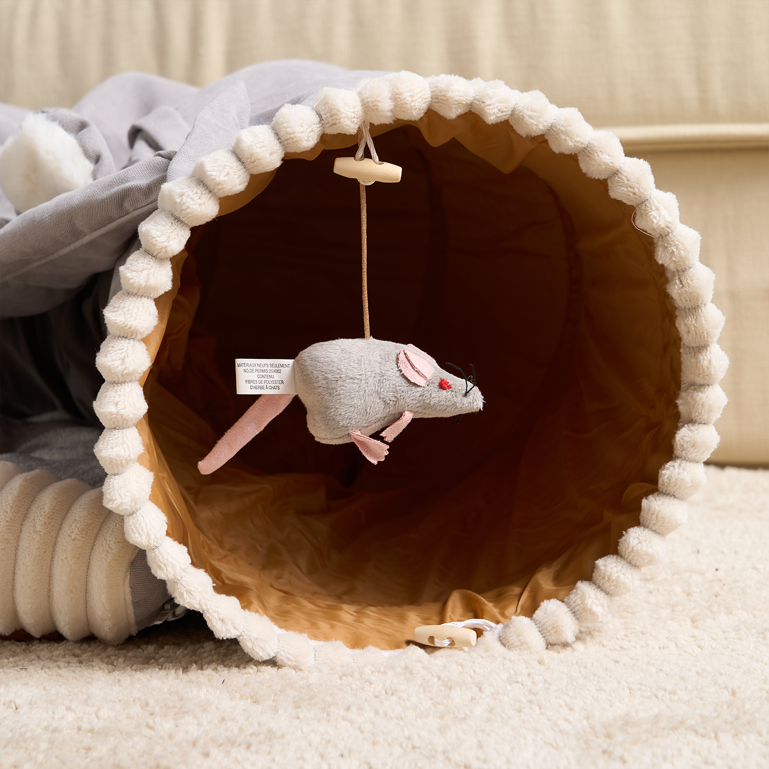 Graues 2-in-1-Katzenbett mit Spielzeugmaus, weiches Material, ideal für Katzenkomfort.