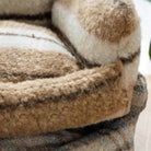 Plüschiges Hundebett, beige, gemütlich, Sofa-Stil, Haustierbett, weiches Material, für Hunde und Katzen.