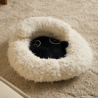 Kuscheliges Katzenbett in Lammform, weiß, flauschig, ideal für Haustiere, gemütlicher Schlafplatz.