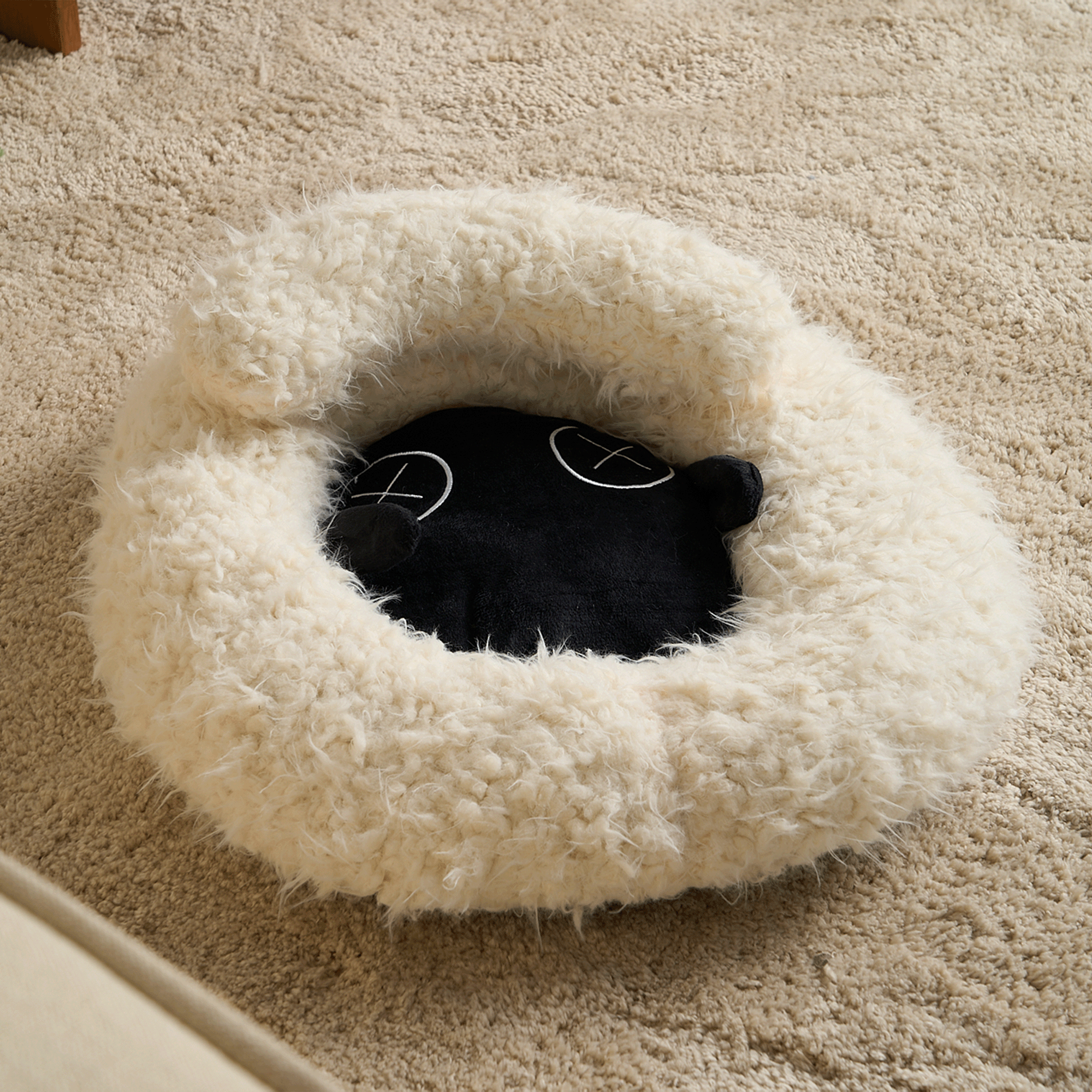 Kuscheliges Katzenbett in Lammform, weiß, flauschig, ideal für Haustiere, gemütlicher Schlafplatz.