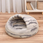 Luxus Marmor gestreiftes Katzen- und Hundebett, halbgeschlossen, gemütlich, auf Holzboden.