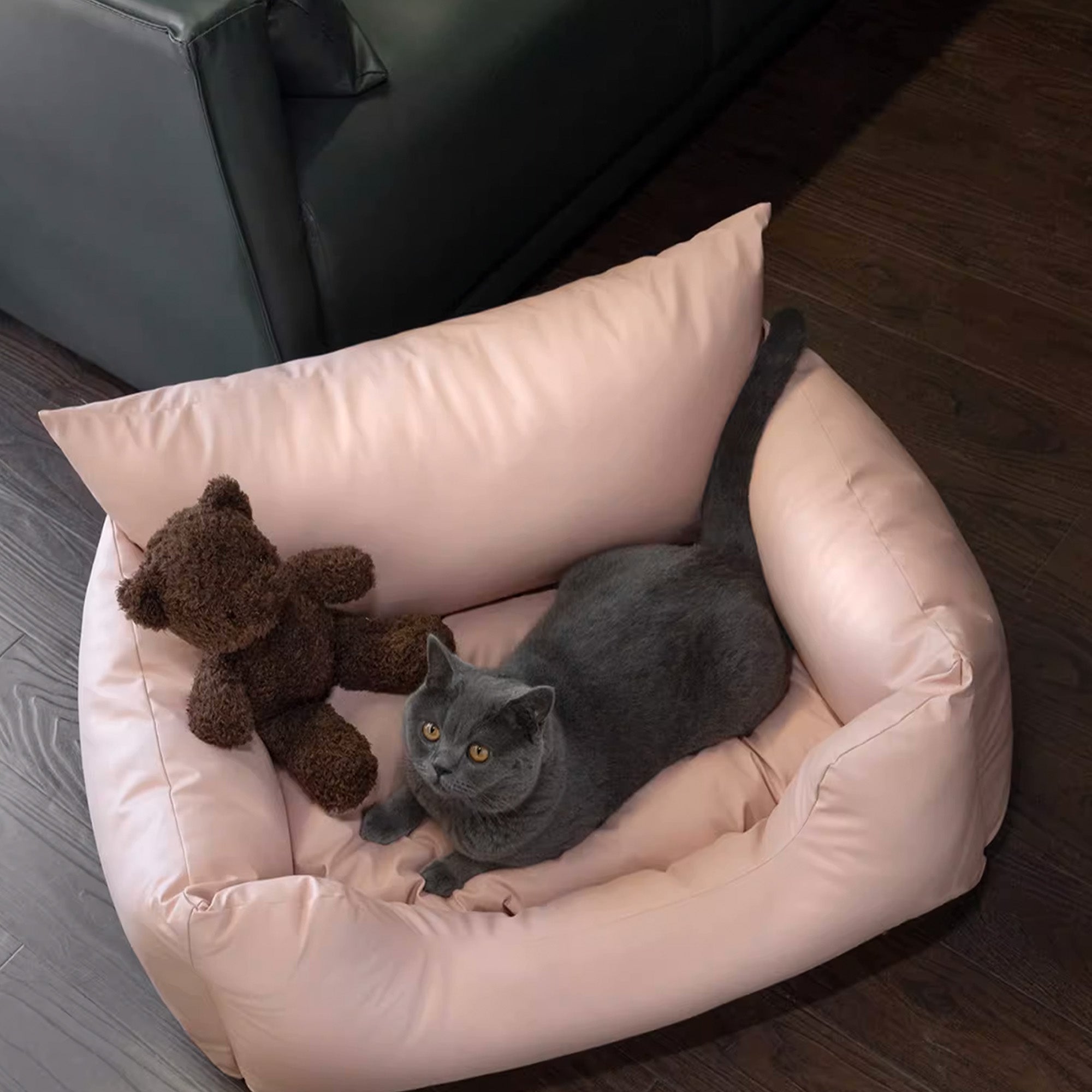 Luxus wasserdichtes orthopädisches Haustiersofa in Rosa mit grauer Katze und Plüschtier.