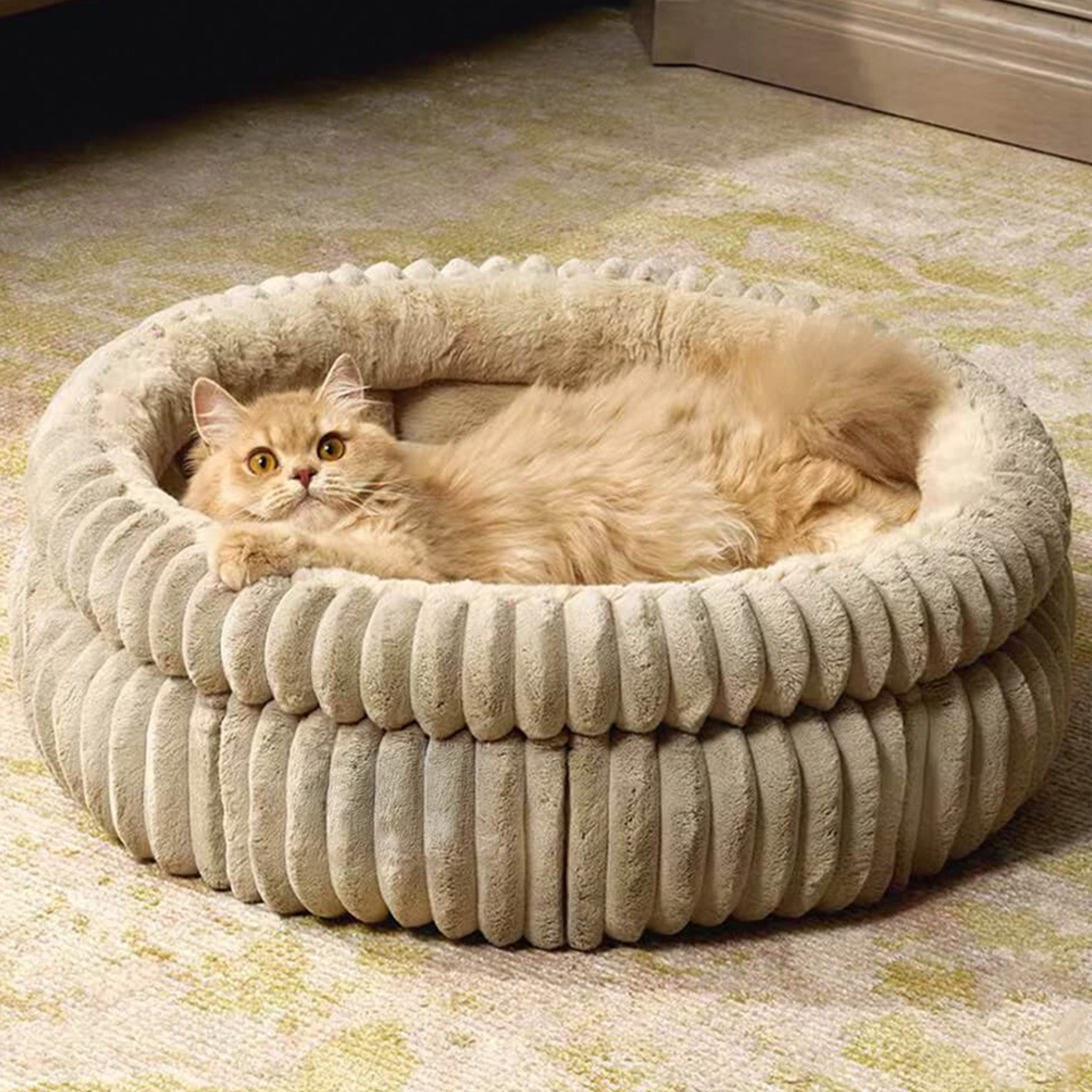 Rundes Katzenbett aus Samt, Kunstfell, beige, gemütlich, für Haustiere, luxuriöses Design.