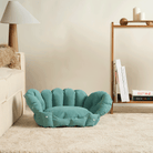 Grünes Katzenbett aus Stoff auf Teppich, modernes Design, gemütlich und stilvoll.