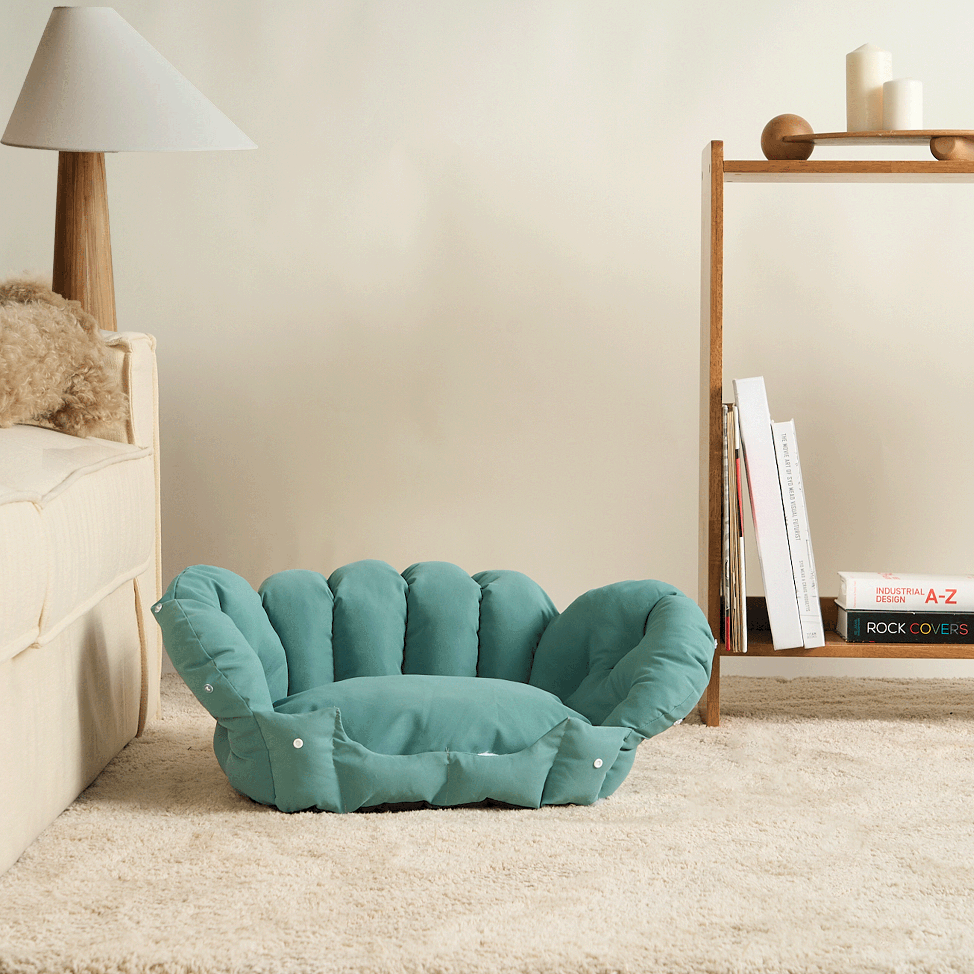 Grünes Katzenbett aus Stoff auf Teppich, modernes Design, gemütlich und stilvoll.