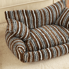 Gestreiftes Haustiersofa mit Kissen, braun-weiß, flauschig, bequem, für Hunde und Katzen.