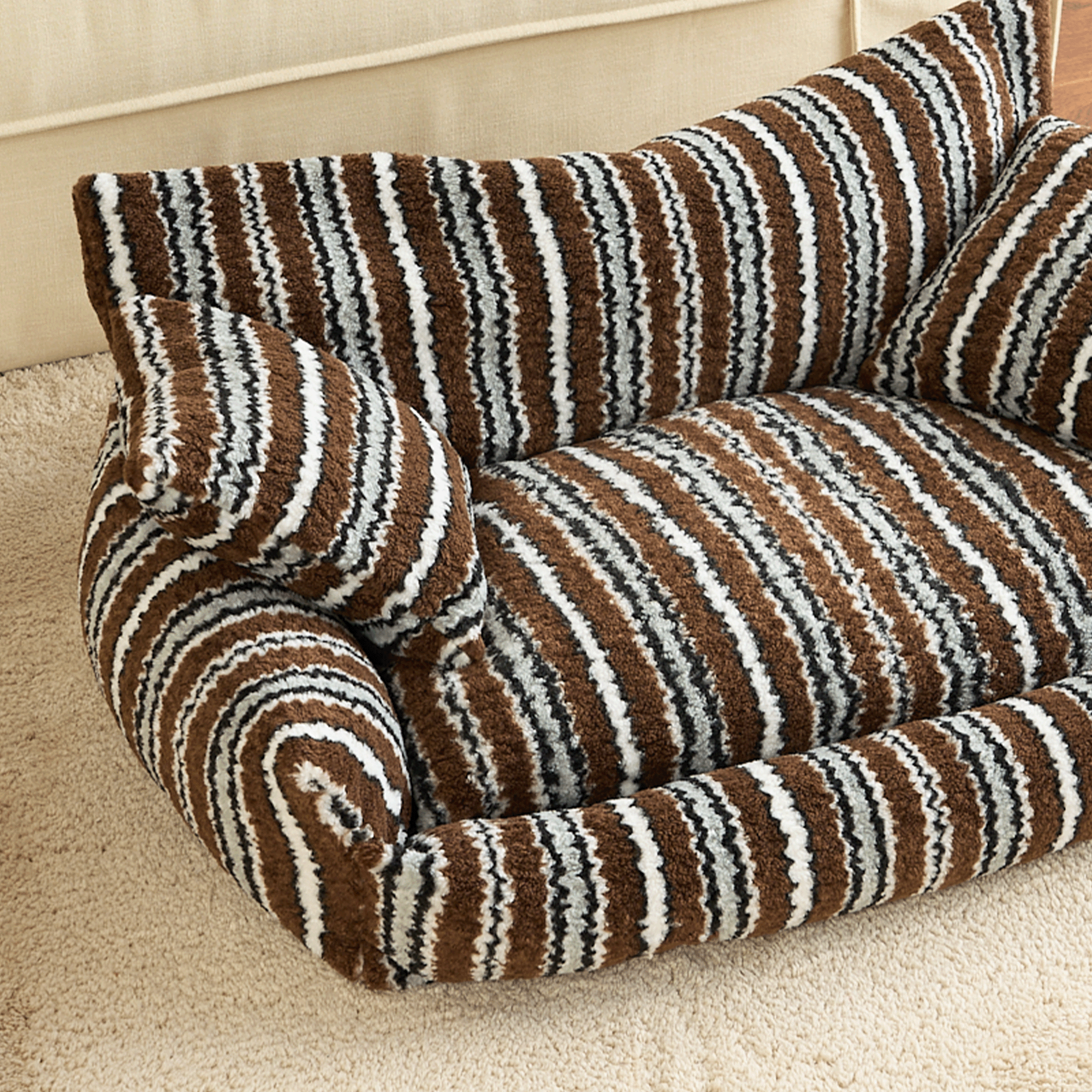 Gestreiftes Haustiersofa mit Kissen, braun-weiß, flauschig, bequem, für Hunde und Katzen.