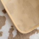 Beige Haustiermatte auf braun-weißem Teppich, rutschfest, gemütlich, für Hunde und Katzen.