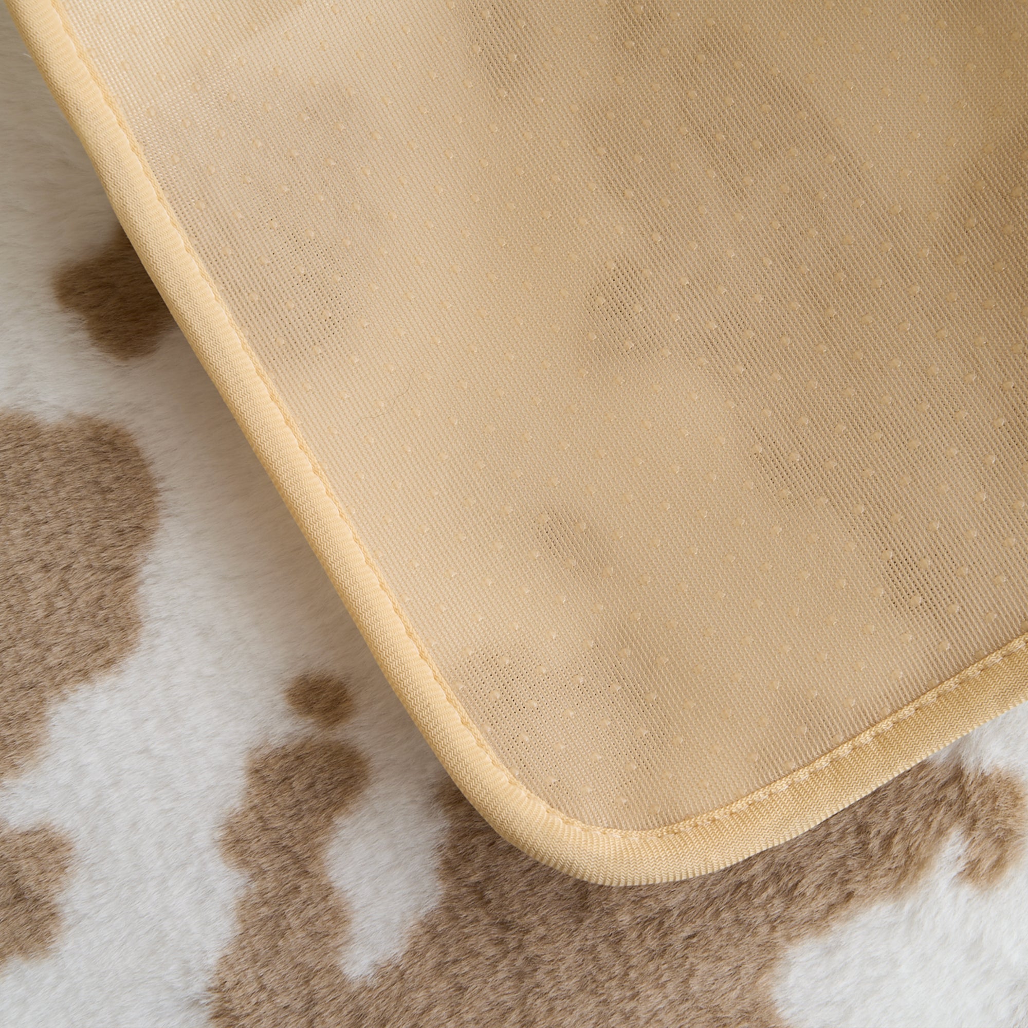 Beige Haustiermatte auf braun-weißem Teppich, rutschfest, gemütlich, für Hunde und Katzen.