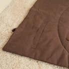 Braune Nomad Haustiermatte auf beigem Teppich, strapazierfähiges Material, ideal für Reisen.