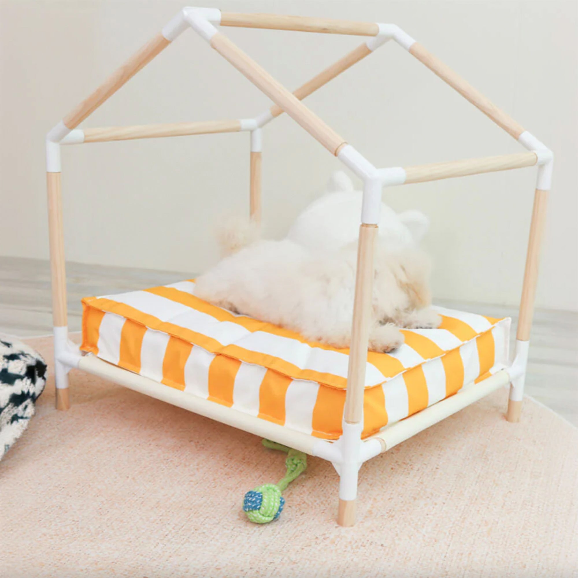 Orthopädisches Hundebett, doppelseitig, wasserdicht, orange-weiß gestreift, Holzrahmen.