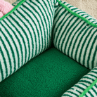Grünes gestreiftes Haustiersofa aus Plüsch, gemütlich und weich, ideal für Katzen und kleine Hunde.