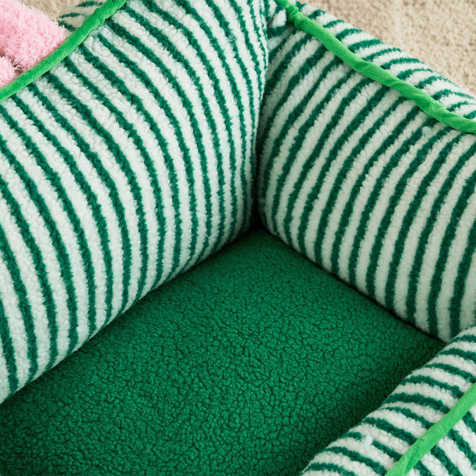 Grünes gestreiftes Haustiersofa aus Plüsch, gemütlich und weich, ideal für Katzen und kleine Hunde.
