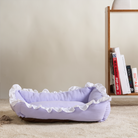 Lila Plüsch-Haustierbett mit Rüschen, gemütlich, waschbar, ideal für Katzen und kleine Hunde.