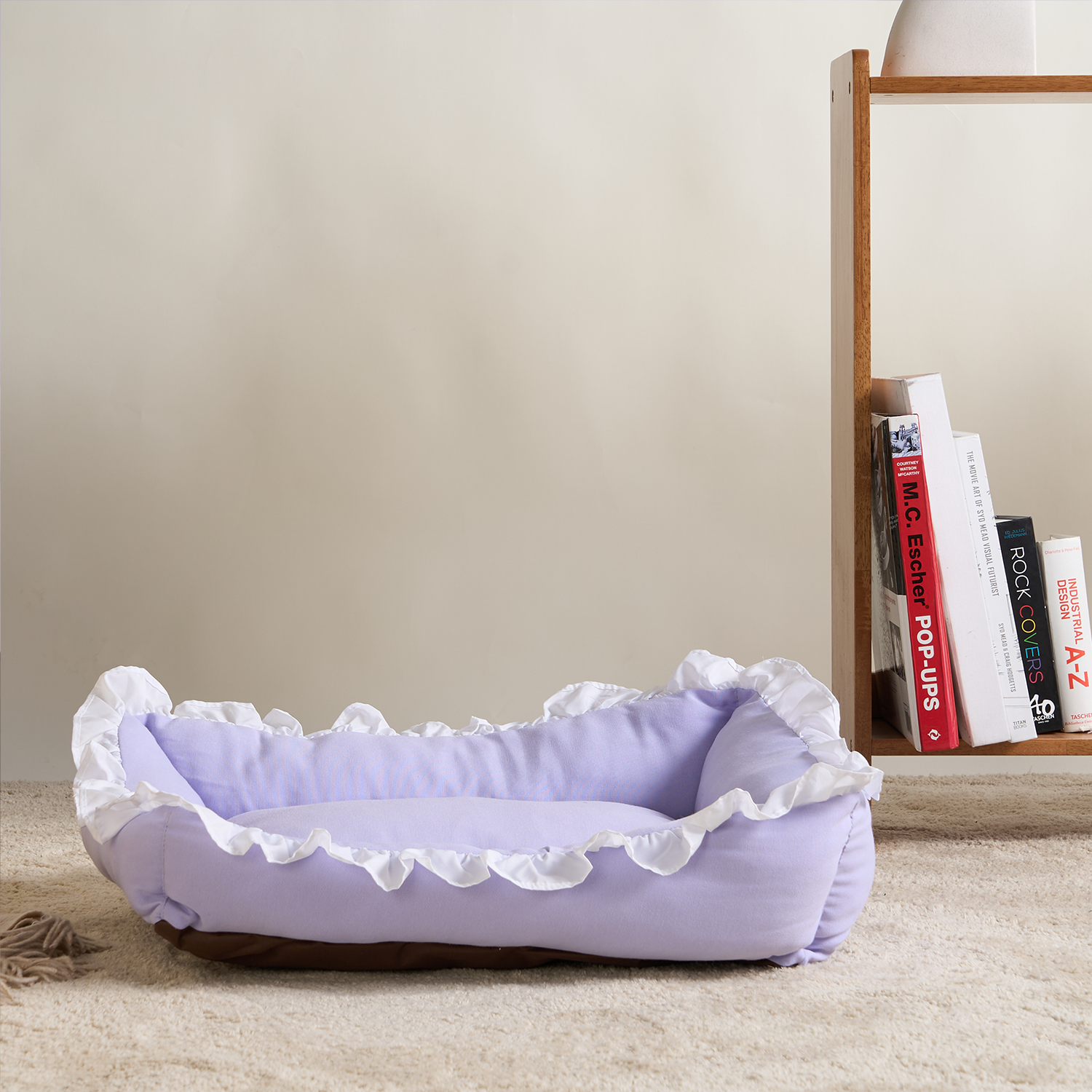 Lila Plüsch-Haustierbett mit Rüschen, gemütlich, waschbar, ideal für Katzen und kleine Hunde.