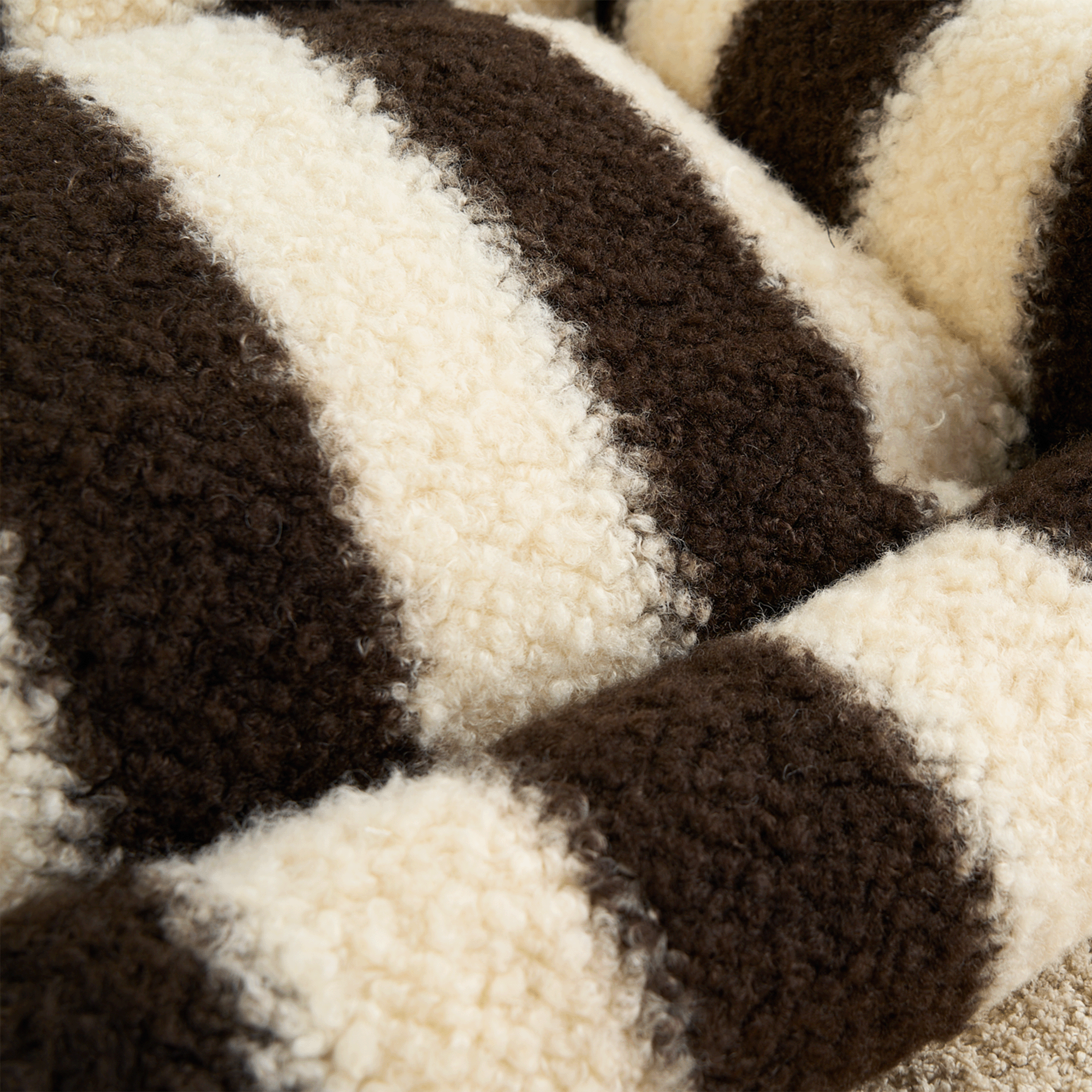 Plüschiges Streifen-Haustiersofa mit Kissen, braun-weiß, gemütlich, modernes Design.