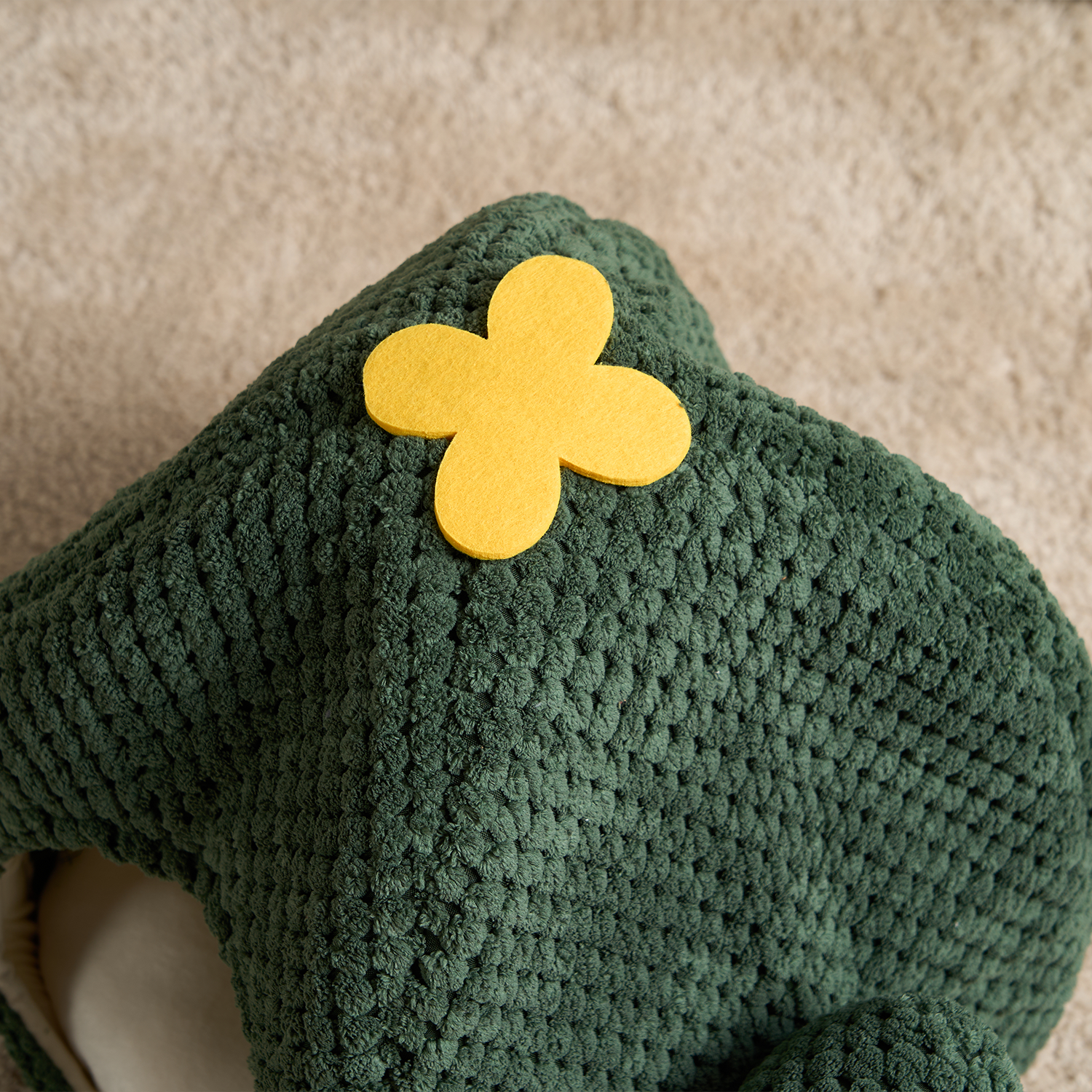 Grünes Katzenbett aus Plüsch mit gelbem Blüten-Design, gemütlich und stilvoll für Haustiere.