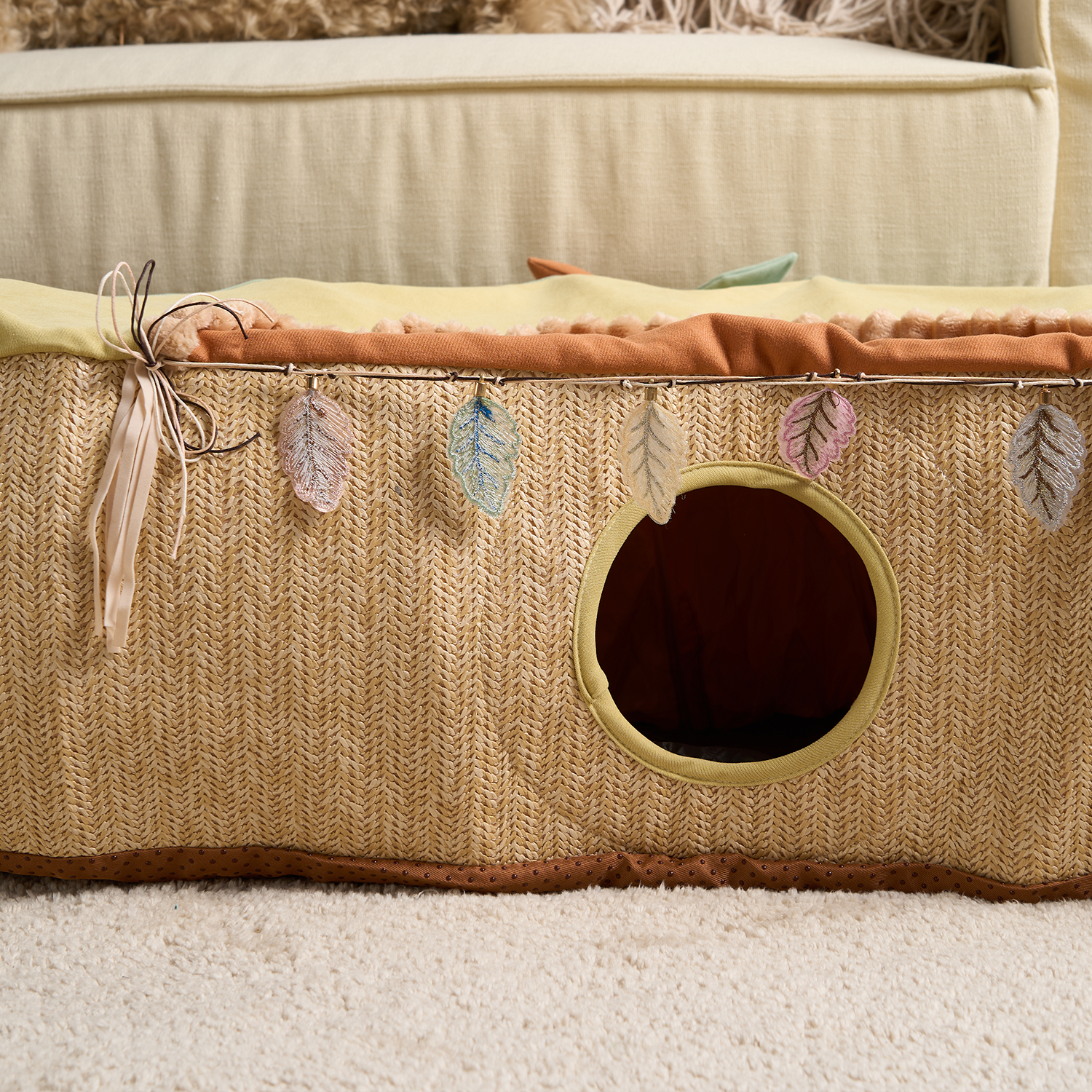Katzentunnel aus Stoff, faltbar, beige, mit bunten Blättern, ideal für Katzenversteck und Spiel.
