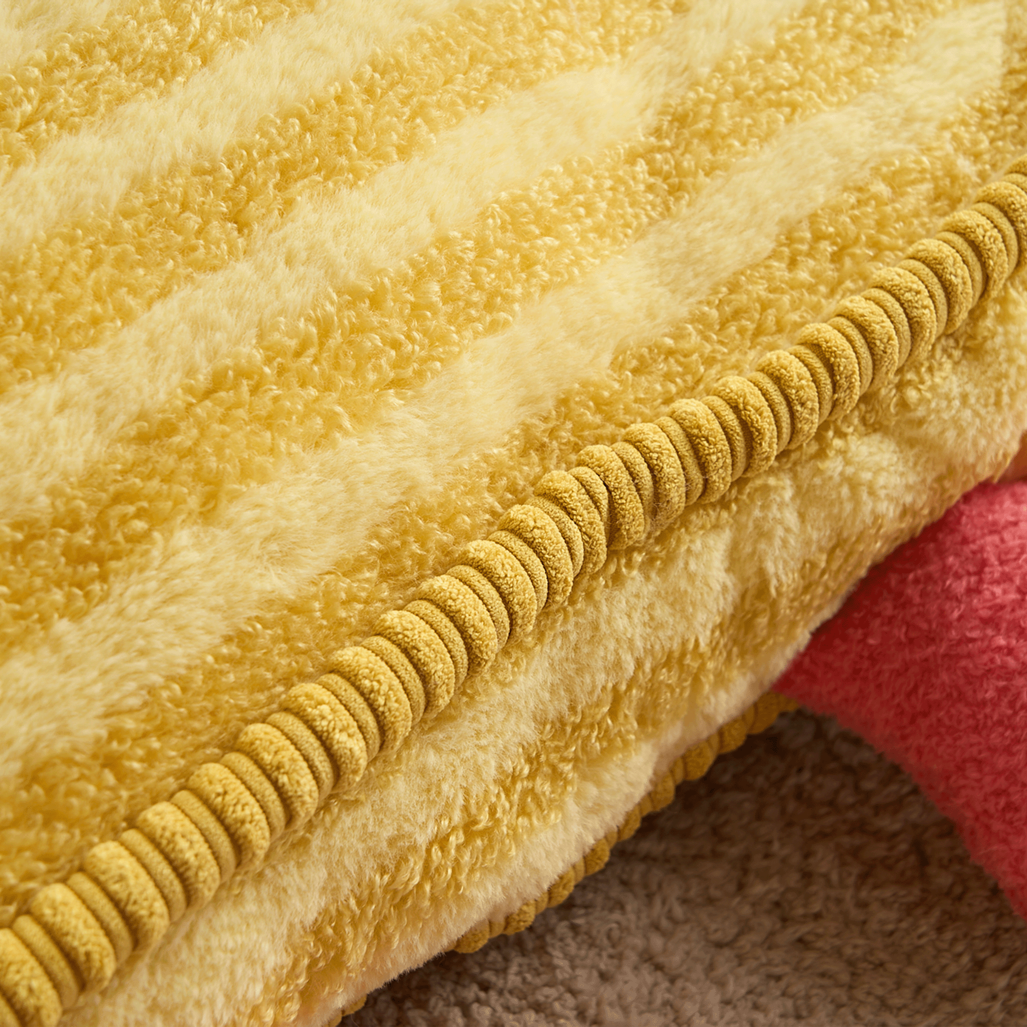 Gelbes Plüsch-Haustierbett, weiches Material, gemütlich, gestreiftes Design, für Katzen und Hunde.