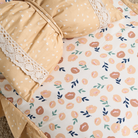 Beige Hundebett mit Blumenmuster, Spitzenakzenten, gemütlich, stilvoll, Haustierbett.
