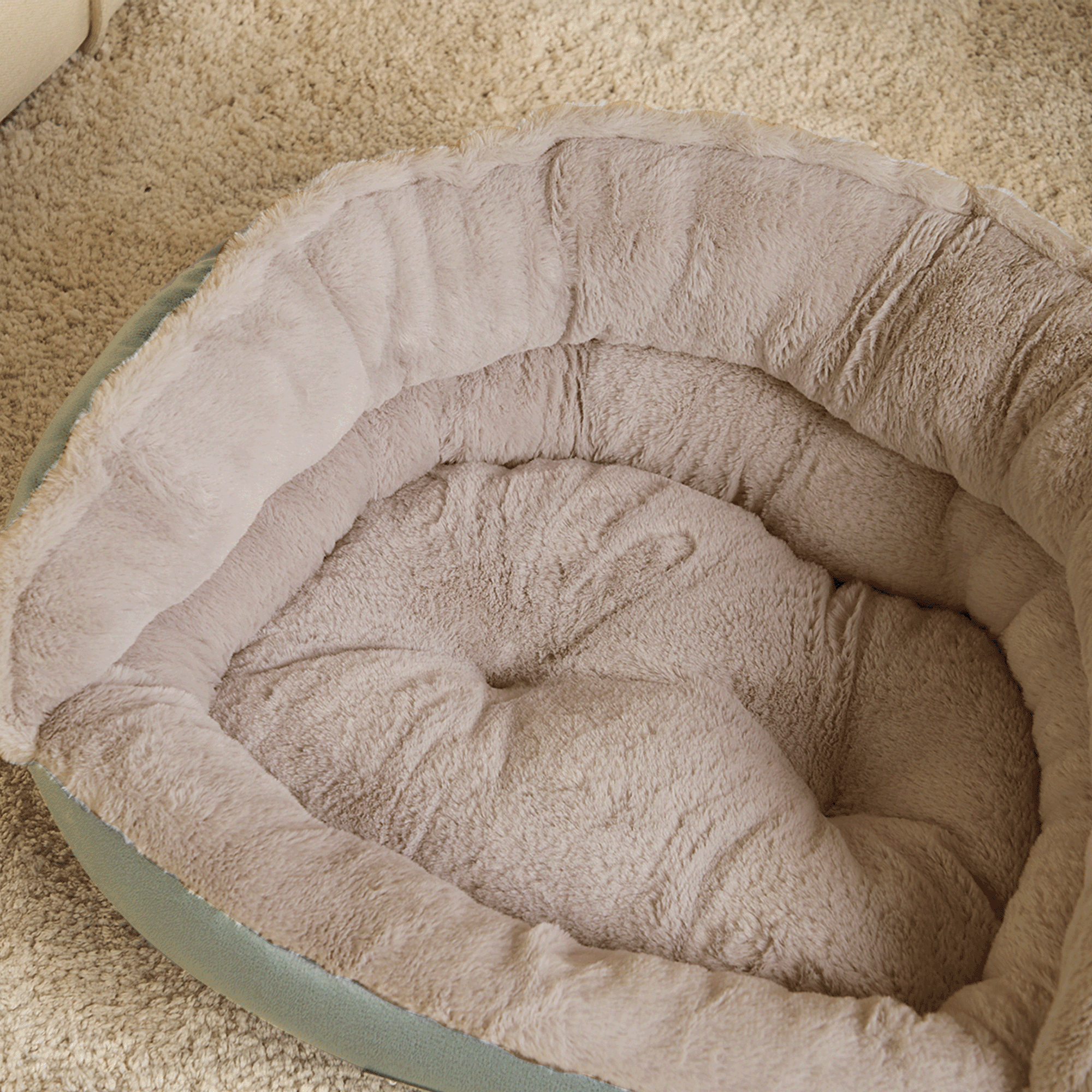 Kuscheliges, rundes Haustierbett mit Rückenstütze, beige Plüsch, ideal für Hunde und Katzen.