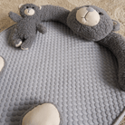 Graue Bären-Spielmatte aus Plüsch für Babys, rutschfest, weich, ideal für Krabbel- und Spielzeit.