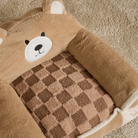 Braunes Plüsch-Hundebett in Bärenform, kariertes Muster, gemütlich, Haustierbedarf.