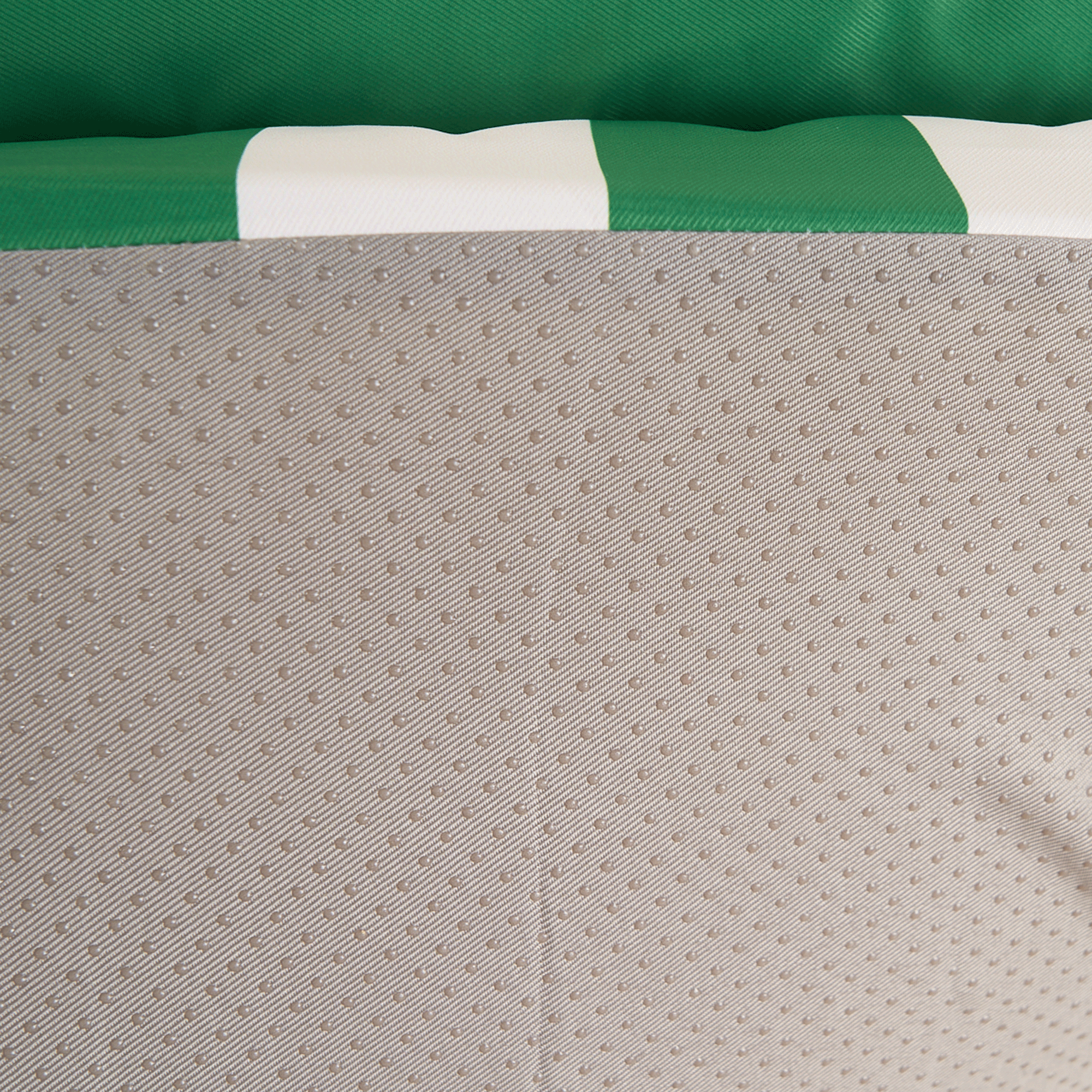 Grünes und graues gestreiftes Haustiersofa, atmungsaktives Material, modernes Design.