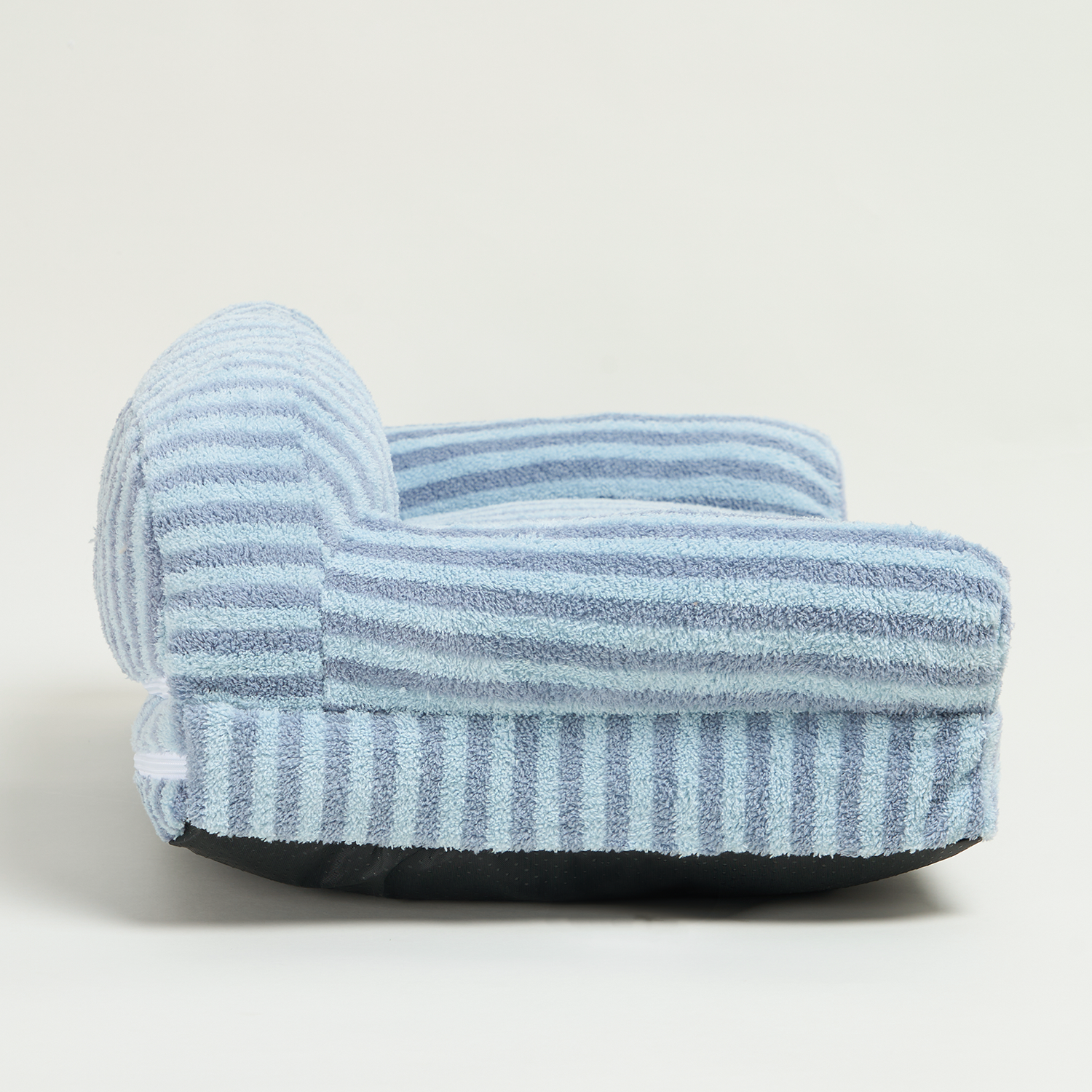 Gestreiftes blaues Haustiersofa, bequemes Design, weicher Stoff, ideal für Katzen und kleine Hunde.