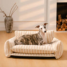 Gestreiftes Hundesofa aus Kunstlammwolle, beige, doppellagig, gemütlich, Wohnzimmer.