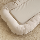 Wasserdichtes orthopädisches Haustierbett, beige, auf Teppich, komfortabel und langlebig.