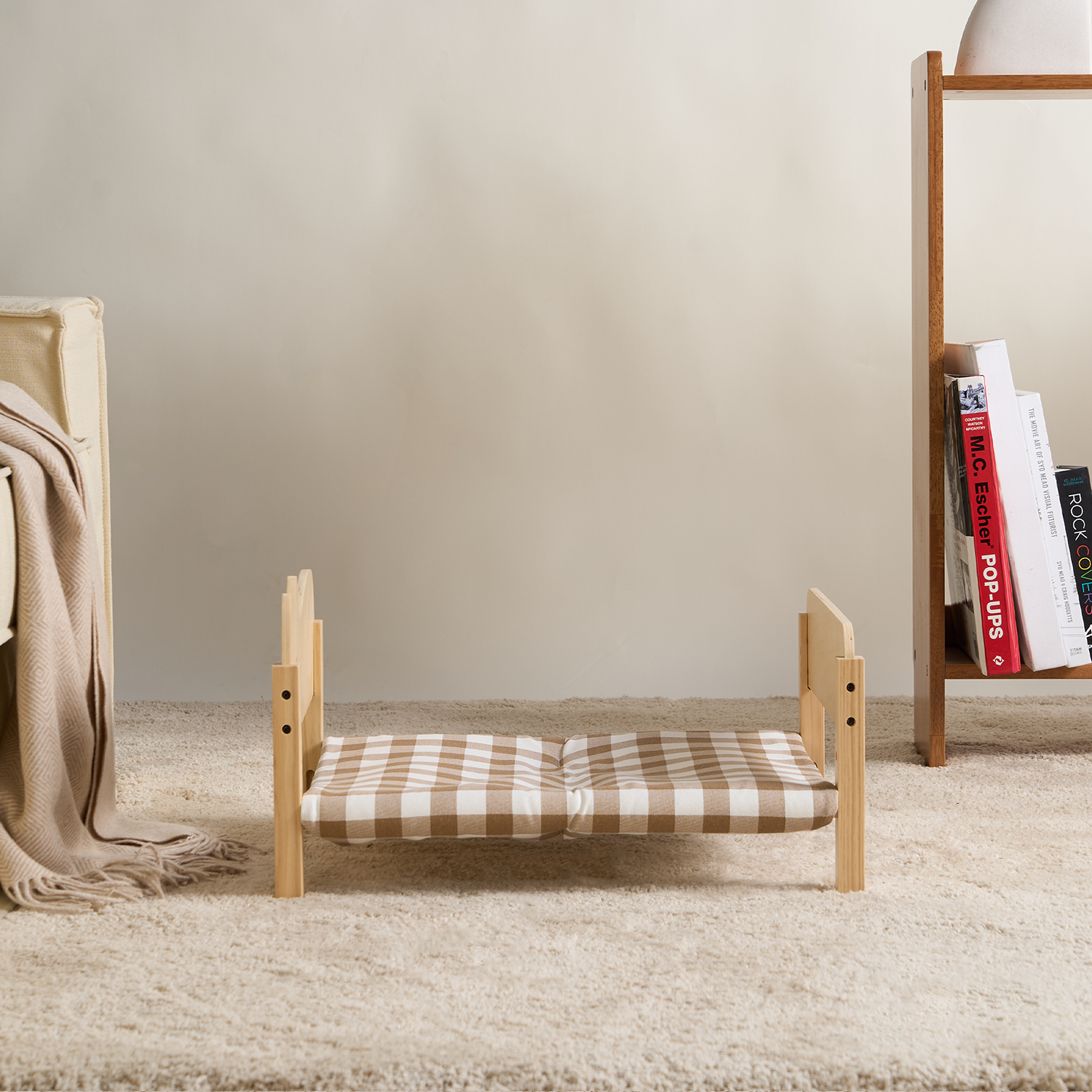 Holzbett für Katzen mit kariertem Kissen, modernes Design, ideal für Haustiere, Wohnzimmer.